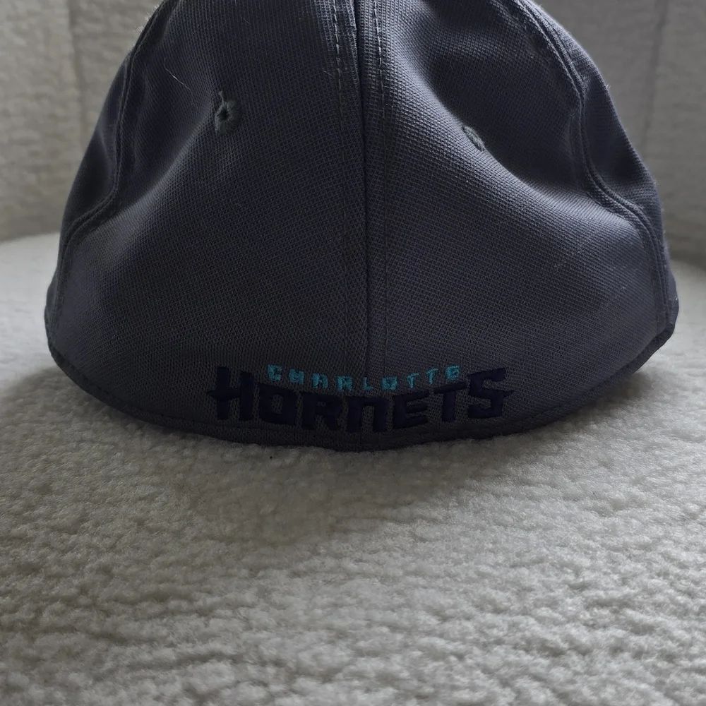 Charlotte Hornets NBA Fitted Gray and White Cap. Lg./ Xl. Fitmax 70